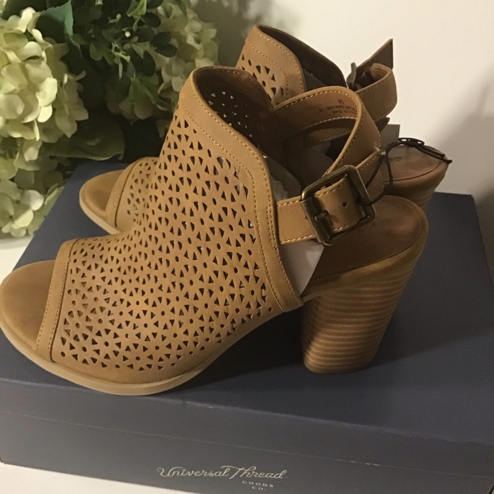 🌸NIB LASER CUT SHOOTIE - Picture 3 of 8